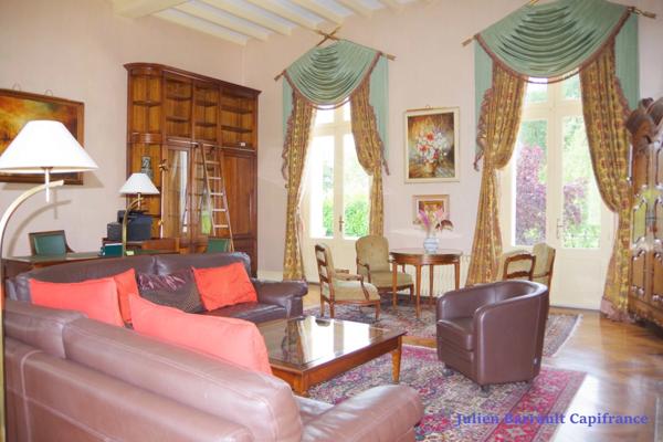 Château de la Troussaye du XIX ème siècle sur son domaine de 75,12 Ha