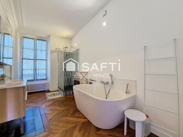 Maison de Maître du 18è siècle, plein coeur de ville  !!
