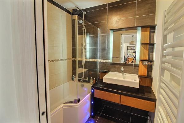 Suresnes Belvédère : Grand appartement 2 pièces avec box proche T2 et ligne L accès rapide à La Défense