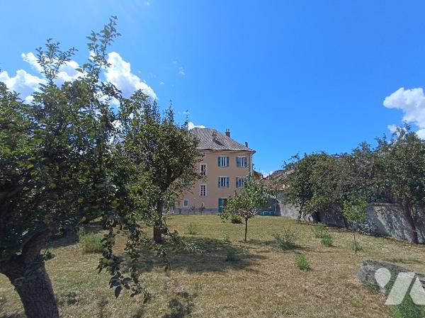 Propriété d'exception à Barcelonnette, immeuble ancien en partie rénové et maison attenante.