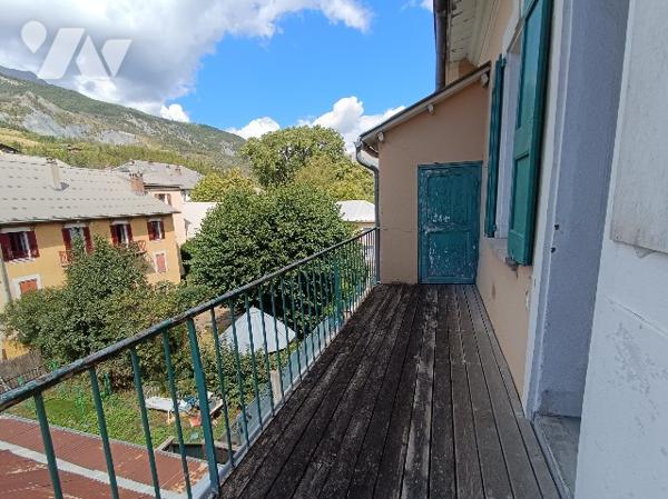 Propriété d'exception à Barcelonnette, immeuble ancien en partie rénové et maison attenante.