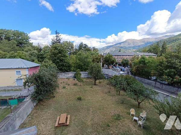 Propriété d'exception à Barcelonnette, immeuble ancien en partie rénové et maison attenante.