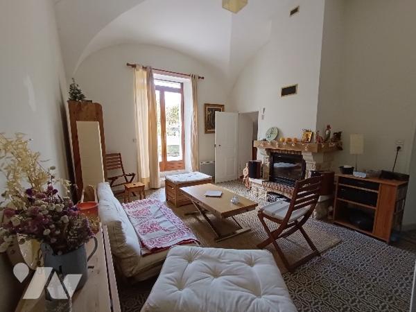 Propriété d'exception à Barcelonnette, immeuble ancien en partie rénové et maison attenante.