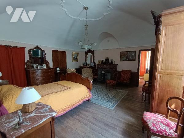 Propriété d'exception à Barcelonnette, immeuble ancien en partie rénové et maison attenante.