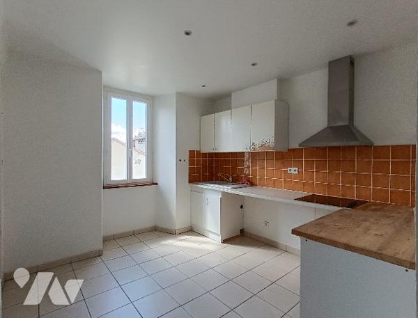 Propriété d'exception à Barcelonnette, immeuble ancien en partie rénové et maison attenante.