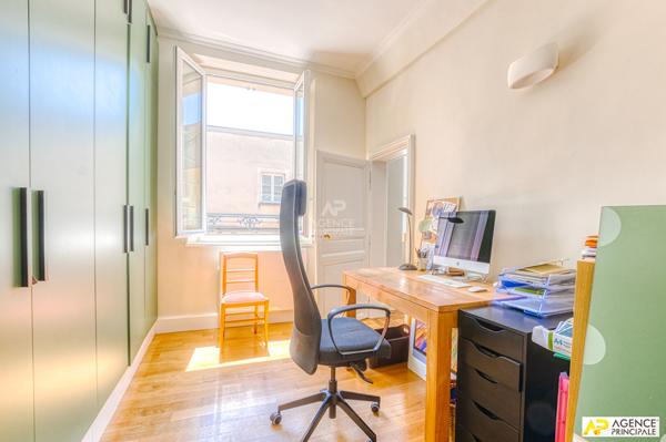 "Versailles Saint-Louis" Maison familiale d'exception de 7 pièces de 235 m² au sol avec jardin de 350 m² ! Loyer 5 900 €/mois **  - Référence  28978