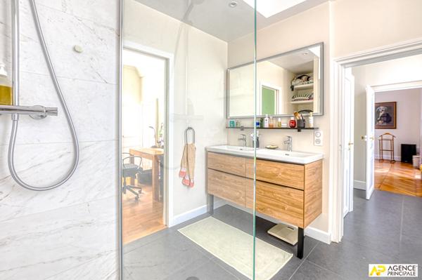 "Versailles Saint-Louis" Maison familiale d'exception de 7 pièces de 235 m² au sol avec jardin de 350 m² ! Loyer 5 900 €/mois **  - Référence  28978