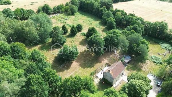 Vous rêvez d'espace, de calme et de nature ? Cette belle maison pourrait bien être votre prochain coup de cœur !

Elle vous offre, au rez-de-chaussée : 
✨ Une cuisine aménagée et équipée 
✨ Un grand salon lumineux avec poêle à granulés ouvrant sur une terrasse d'environ 75 m² 
✨ Une buanderie 
✨ Un WC indépendant

À l'étage : 
🛏️ Quatre belles chambres 
🛁 Une grande salle de bain avec baignoire, douche et double vasque 
🚽Un WC séparé.

À l'extérieur, profitez d'un cadre exceptionnel avec un terrain de plus de 2,5 hectares, arboré et clôturé. 
Vous y trouverez également : 
🐑 Un abri à moutons 
🛠️ Un atelier

Un véritable havre de paix, idéal pour les amoureux de la nature, les familles ou les personnes souhaitant accueillir des animaux.