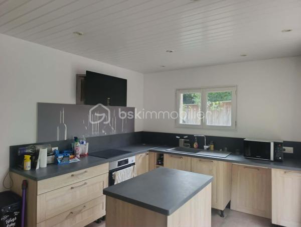 Vous rêvez d'espace, de calme et de nature ? Cette belle maison pourrait bien être votre prochain coup de cœur !

Elle vous offre, au rez-de-chaussée : 
✨ Une cuisine aménagée et équipée 
✨ Un grand salon lumineux avec poêle à granulés ouvrant sur une terrasse d'environ 75 m² 
✨ Une buanderie 
✨ Un WC indépendant

À l'étage : 
🛏️ Quatre belles chambres 
🛁 Une grande salle de bain avec baignoire, douche et double vasque 
🚽Un WC séparé.

À l'extérieur, profitez d'un cadre exceptionnel avec un terrain de plus de 2,5 hectares, arboré et clôturé. 
Vous y trouverez également : 
🐑 Un abri à moutons 
🛠️ Un atelier

Un véritable havre de paix, idéal pour les amoureux de la nature, les familles ou les personnes souhaitant accueillir des animaux.