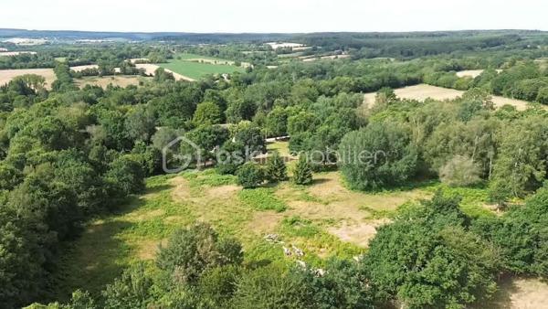 Vous rêvez d'espace, de calme et de nature ? Cette belle maison pourrait bien être votre prochain coup de cœur !

Elle vous offre, au rez-de-chaussée : 
✨ Une cuisine aménagée et équipée 
✨ Un grand salon lumineux avec poêle à granulés ouvrant sur une terrasse d'environ 75 m² 
✨ Une buanderie 
✨ Un WC indépendant

À l'étage : 
🛏️ Quatre belles chambres 
🛁 Une grande salle de bain avec baignoire, douche et double vasque 
🚽Un WC séparé.

À l'extérieur, profitez d'un cadre exceptionnel avec un terrain de plus de 2,5 hectares, arboré et clôturé. 
Vous y trouverez également : 
🐑 Un abri à moutons 
🛠️ Un atelier

Un véritable havre de paix, idéal pour les amoureux de la nature, les familles ou les personnes souhaitant accueillir des animaux.