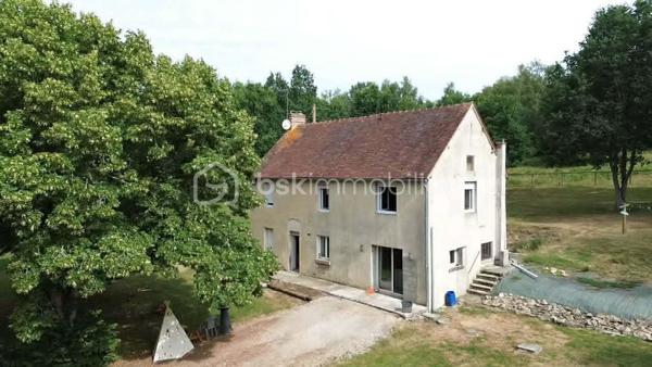 Vous rêvez d'espace, de calme et de nature ? Cette belle maison pourrait bien être votre prochain coup de cœur !

Elle vous offre, au rez-de-chaussée : 
✨ Une cuisine aménagée et équipée 
✨ Un grand salon lumineux avec poêle à granulés ouvrant sur une terrasse d'environ 75 m² 
✨ Une buanderie 
✨ Un WC indépendant

À l'étage : 
🛏️ Quatre belles chambres 
🛁 Une grande salle de bain avec baignoire, douche et double vasque 
🚽Un WC séparé.

À l'extérieur, profitez d'un cadre exceptionnel avec un terrain de plus de 2,5 hectares, arboré et clôturé. 
Vous y trouverez également : 
🐑 Un abri à moutons 
🛠️ Un atelier

Un véritable havre de paix, idéal pour les amoureux de la nature, les familles ou les personnes souhaitant accueillir des animaux.