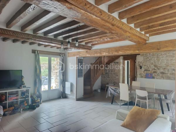 Vous rêvez d'espace, de calme et de nature ? Cette belle maison pourrait bien être votre prochain coup de cœur !

Elle vous offre, au rez-de-chaussée : 
✨ Une cuisine aménagée et équipée 
✨ Un grand salon lumineux avec poêle à granulés ouvrant sur une terrasse d'environ 75 m² 
✨ Une buanderie 
✨ Un WC indépendant

À l'étage : 
🛏️ Quatre belles chambres 
🛁 Une grande salle de bain avec baignoire, douche et double vasque 
🚽Un WC séparé.

À l'extérieur, profitez d'un cadre exceptionnel avec un terrain de plus de 2,5 hectares, arboré et clôturé. 
Vous y trouverez également : 
🐑 Un abri à moutons 
🛠️ Un atelier

Un véritable havre de paix, idéal pour les amoureux de la nature, les familles ou les personnes souhaitant accueillir des animaux.