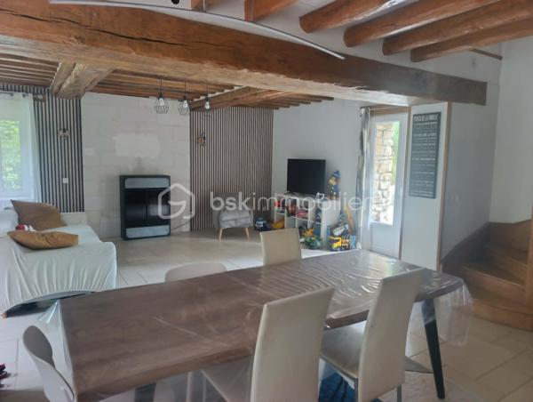 Vous rêvez d'espace, de calme et de nature ? Cette belle maison pourrait bien être votre prochain coup de cœur !

Elle vous offre, au rez-de-chaussée : 
✨ Une cuisine aménagée et équipée 
✨ Un grand salon lumineux avec poêle à granulés ouvrant sur une terrasse d'environ 75 m² 
✨ Une buanderie 
✨ Un WC indépendant

À l'étage : 
🛏️ Quatre belles chambres 
🛁 Une grande salle de bain avec baignoire, douche et double vasque 
🚽Un WC séparé.

À l'extérieur, profitez d'un cadre exceptionnel avec un terrain de plus de 2,5 hectares, arboré et clôturé. 
Vous y trouverez également : 
🐑 Un abri à moutons 
🛠️ Un atelier

Un véritable havre de paix, idéal pour les amoureux de la nature, les familles ou les personnes souhaitant accueillir des animaux.