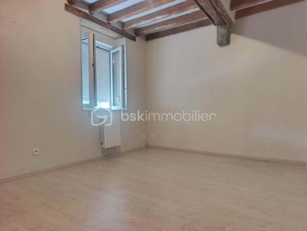 Vous rêvez d'espace, de calme et de nature ? Cette belle maison pourrait bien être votre prochain coup de cœur !

Elle vous offre, au rez-de-chaussée : 
✨ Une cuisine aménagée et équipée 
✨ Un grand salon lumineux avec poêle à granulés ouvrant sur une terrasse d'environ 75 m² 
✨ Une buanderie 
✨ Un WC indépendant

À l'étage : 
🛏️ Quatre belles chambres 
🛁 Une grande salle de bain avec baignoire, douche et double vasque 
🚽Un WC séparé.

À l'extérieur, profitez d'un cadre exceptionnel avec un terrain de plus de 2,5 hectares, arboré et clôturé. 
Vous y trouverez également : 
🐑 Un abri à moutons 
🛠️ Un atelier

Un véritable havre de paix, idéal pour les amoureux de la nature, les familles ou les personnes souhaitant accueillir des animaux.