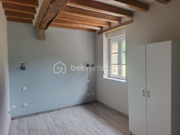 Vous rêvez d'espace, de calme et de nature ? Cette belle maison pourrait bien être votre prochain coup de cœur !

Elle vous offre, au rez-de-chaussée : 
✨ Une cuisine aménagée et équipée 
✨ Un grand salon lumineux avec poêle à granulés ouvrant sur une terrasse d'environ 75 m² 
✨ Une buanderie 
✨ Un WC indépendant

À l'étage : 
🛏️ Quatre belles chambres 
🛁 Une grande salle de bain avec baignoire, douche et double vasque 
🚽Un WC séparé.

À l'extérieur, profitez d'un cadre exceptionnel avec un terrain de plus de 2,5 hectares, arboré et clôturé. 
Vous y trouverez également : 
🐑 Un abri à moutons 
🛠️ Un atelier

Un véritable havre de paix, idéal pour les amoureux de la nature, les familles ou les personnes souhaitant accueillir des animaux.