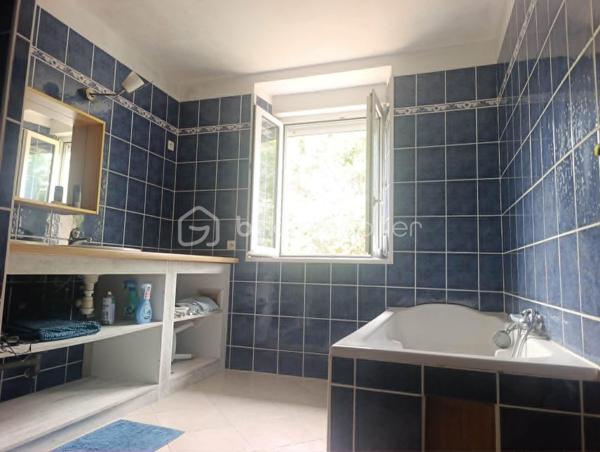Vous rêvez d'espace, de calme et de nature ? Cette belle maison pourrait bien être votre prochain coup de cœur !

Elle vous offre, au rez-de-chaussée : 
✨ Une cuisine aménagée et équipée 
✨ Un grand salon lumineux avec poêle à granulés ouvrant sur une terrasse d'environ 75 m² 
✨ Une buanderie 
✨ Un WC indépendant

À l'étage : 
🛏️ Quatre belles chambres 
🛁 Une grande salle de bain avec baignoire, douche et double vasque 
🚽Un WC séparé.

À l'extérieur, profitez d'un cadre exceptionnel avec un terrain de plus de 2,5 hectares, arboré et clôturé. 
Vous y trouverez également : 
🐑 Un abri à moutons 
🛠️ Un atelier

Un véritable havre de paix, idéal pour les amoureux de la nature, les familles ou les personnes souhaitant accueillir des animaux.