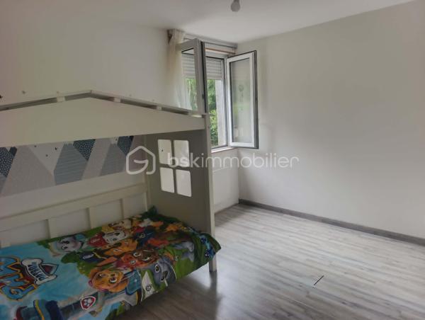 Vous rêvez d'espace, de calme et de nature ? Cette belle maison pourrait bien être votre prochain coup de cœur !

Elle vous offre, au rez-de-chaussée : 
✨ Une cuisine aménagée et équipée 
✨ Un grand salon lumineux avec poêle à granulés ouvrant sur une terrasse d'environ 75 m² 
✨ Une buanderie 
✨ Un WC indépendant

À l'étage : 
🛏️ Quatre belles chambres 
🛁 Une grande salle de bain avec baignoire, douche et double vasque 
🚽Un WC séparé.

À l'extérieur, profitez d'un cadre exceptionnel avec un terrain de plus de 2,5 hectares, arboré et clôturé. 
Vous y trouverez également : 
🐑 Un abri à moutons 
🛠️ Un atelier

Un véritable havre de paix, idéal pour les amoureux de la nature, les familles ou les personnes souhaitant accueillir des animaux.