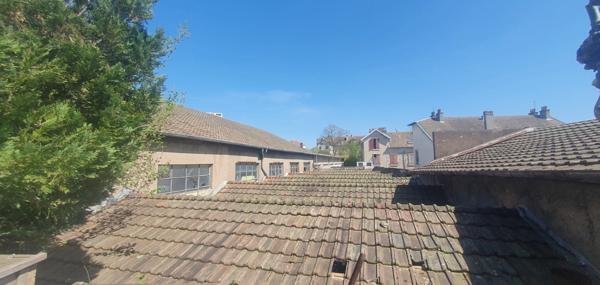 Doubs (25), à vendre Besançon, 5 Immeubles + 1 Atelier + terrain de 3417 m2 Besançon, quartier Chaprais.