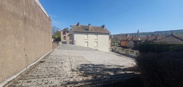 Doubs (25), à vendre Besançon, 5 Immeubles + 1 Atelier + terrain de 3417 m2 Besançon, quartier Chaprais.