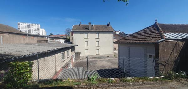 Doubs (25), à vendre Besançon, 5 Immeubles + 1 Atelier + terrain de 3417 m2 Besançon, quartier Chaprais.