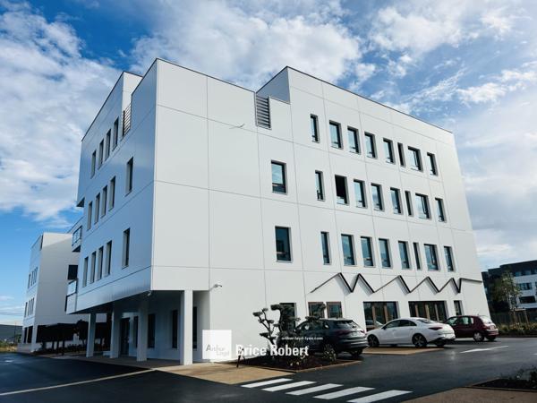 Bureaux à louer neufs à Genas dans parc tertiaire avec services