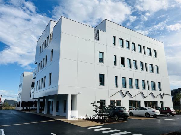 Bureaux à louer neufs à Genas dans parc tertiaire avec services