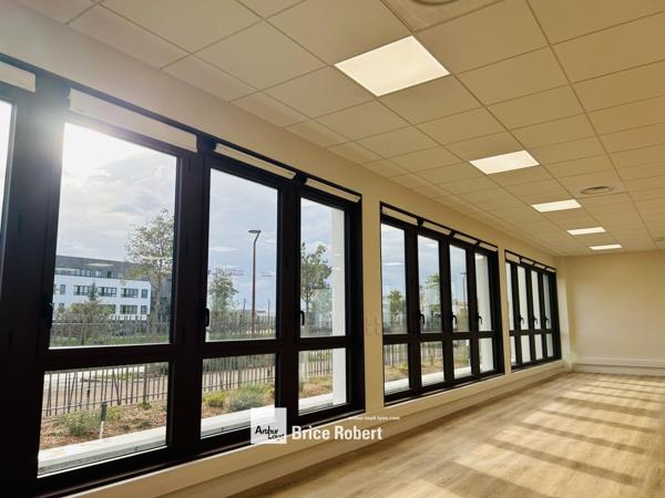 Bureaux à louer neufs à Genas dans parc tertiaire avec services