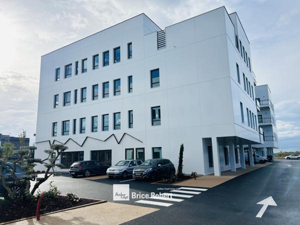Bureaux à louer neufs à Genas dans parc tertiaire avec services