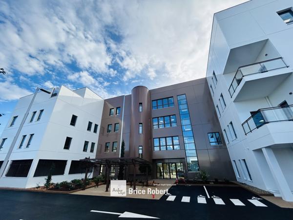 Bureaux à louer neufs à Genas dans parc tertiaire avec services