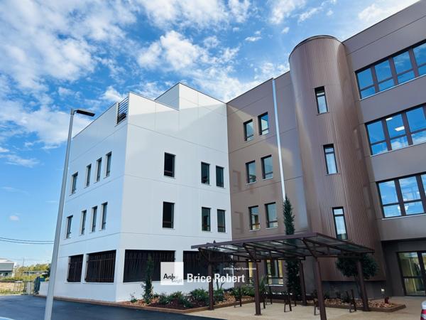 Bureaux à louer neufs à Genas dans parc tertiaire avec services