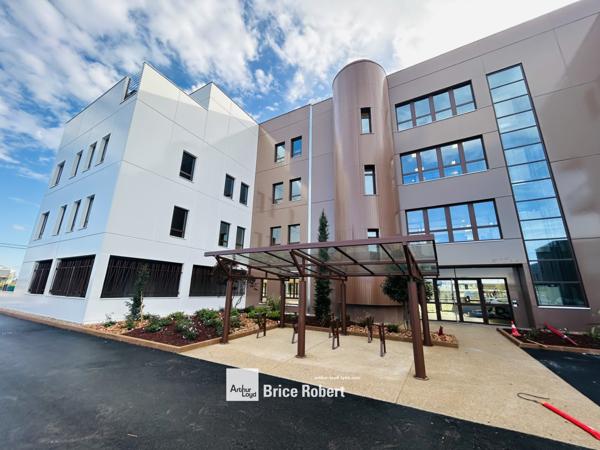 Bureaux à louer neufs à Genas dans parc tertiaire avec services