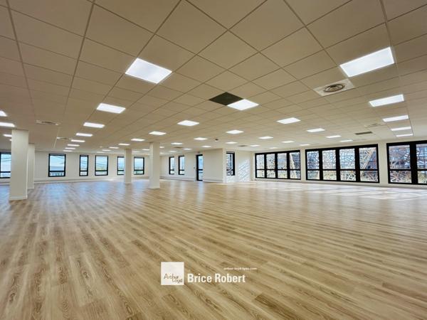 Bureaux à louer neufs à Genas dans parc tertiaire avec services