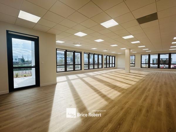 Bureaux à louer neufs à Genas dans parc tertiaire avec services