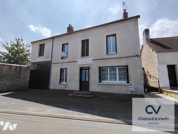 ensemble maison en pierre avec dépendances