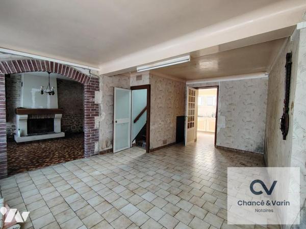 ensemble maison en pierre avec dépendances