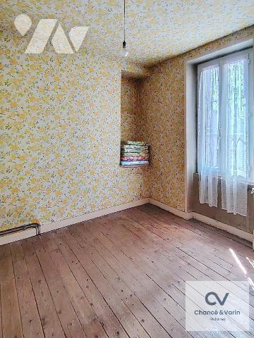 ensemble maison en pierre avec dépendances