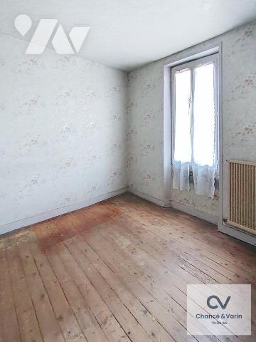 ensemble maison en pierre avec dépendances