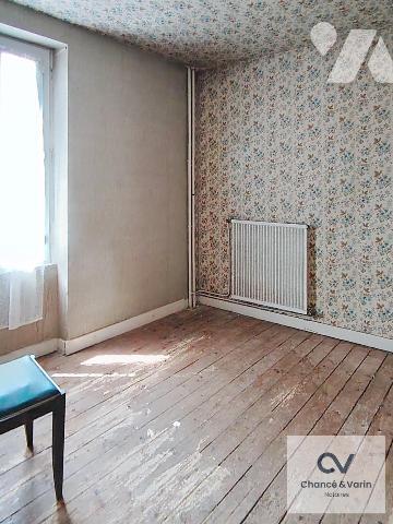 ensemble maison en pierre avec dépendances