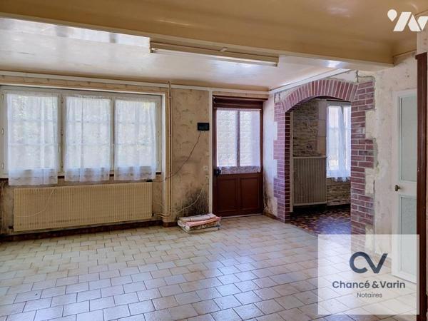ensemble maison en pierre avec dépendances