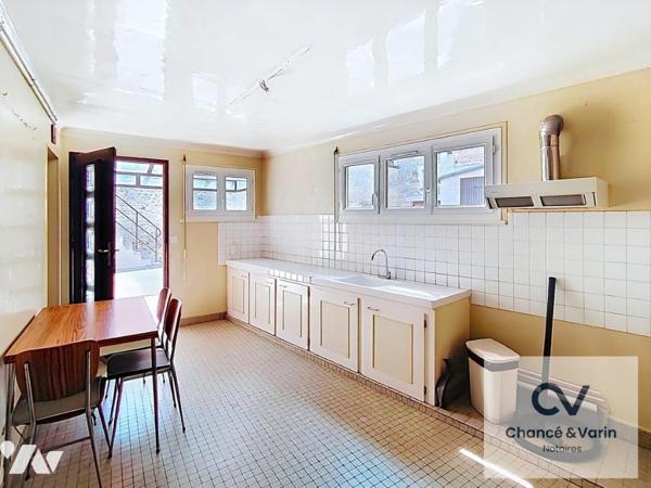 ensemble maison en pierre avec dépendances