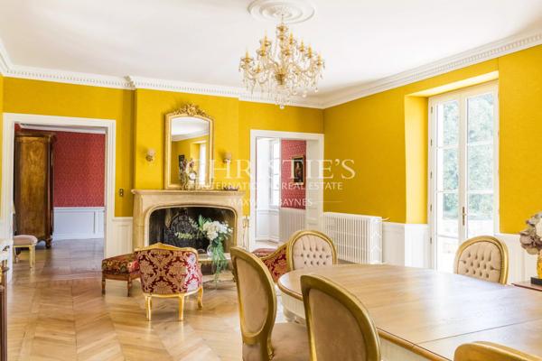 Château privé d’exception avec une activité de chambres d’hôtes de luxe établie