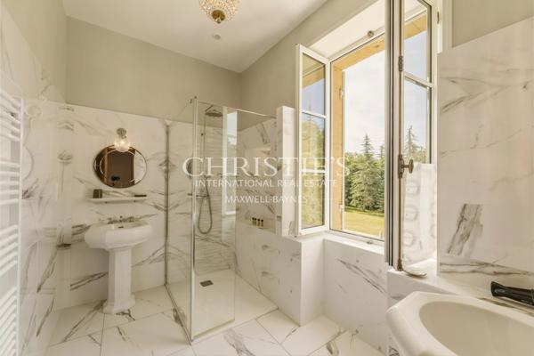 Château privé d’exception avec une activité de chambres d’hôtes de luxe établie