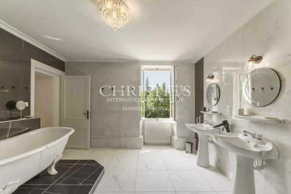 Château privé d’exception avec une activité de chambres d’hôtes de luxe établie