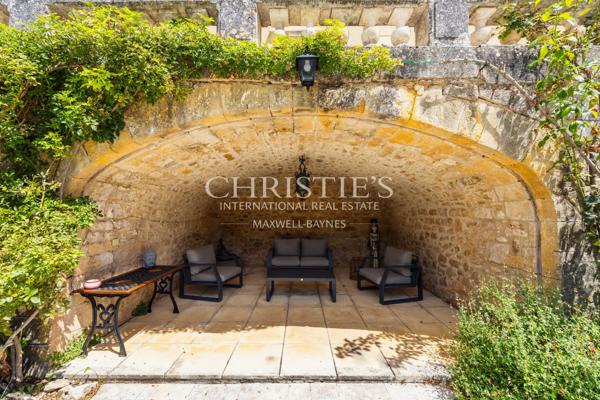 Château privé d’exception avec une activité de chambres d’hôtes de luxe établie