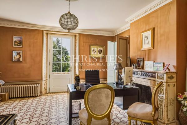 Château privé d’exception avec une activité de chambres d’hôtes de luxe établie