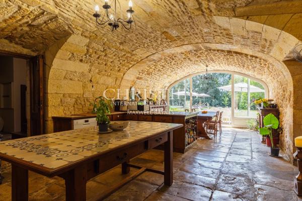 Château privé d’exception avec une activité de chambres d’hôtes de luxe établie