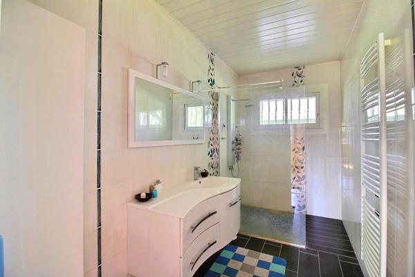 Maison T5 de plain-pied 145 M², garage 40 M², parcelle 1 250 M² à Saint-Loubès