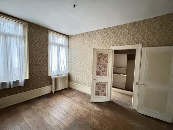 Maison Bourgeoise avec grand jardin à 5 mns de la gare.