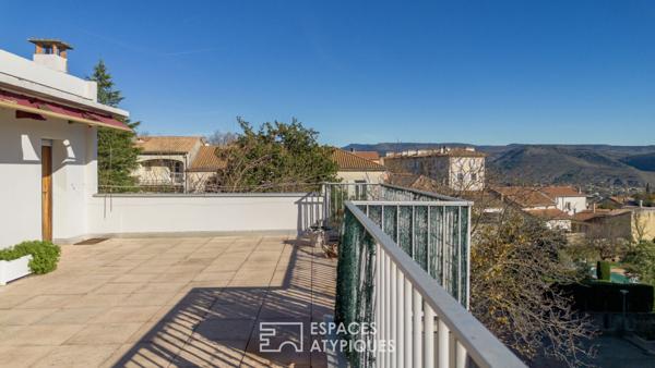 Grand appartement traversant avec belle terrasse , vue dominante et garage , centre ville