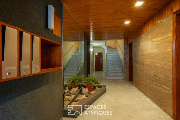 Grand appartement traversant avec belle terrasse , vue dominante et garage , centre ville